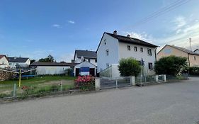 Ferienwohnung mit Küche, großem Garten und Terasse mit Wlan